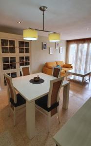 eine Küche und ein Wohnzimmer mit einem Tisch und Stühlen in der Unterkunft Apartament Mia in Deltebre