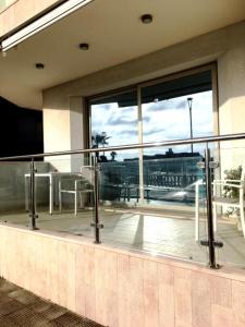 ein Gebäude mit einem Balkon und einem großen Fenster in der Unterkunft Elegante Appartamento Lungomare Kennedy in Otranto