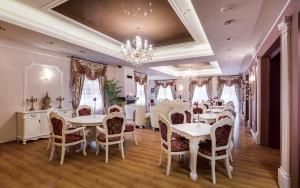 Reštaurácia alebo iné gastronomické zariadenie v ubytovaní Hotel Adam & Spa