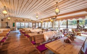 Reštaurácia alebo iné gastronomické zariadenie v ubytovaní Hotel Adam & Spa