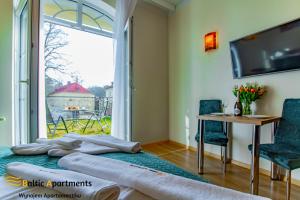 Telewizja i/lub zestaw kina domowego w obiekcie Baltic Apartments - Apartamenty Korony Piastów
