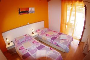 sypialnia z dwoma łóżkami i oknem w obiekcie House Elvis, Sveti Kirin w mieście Vodnjan +22 zdjęcia