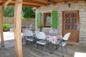 Patio lub wspólna przestrzeń na świeżym powietrzu w obiekcie House Elvis, Sveti Kirin