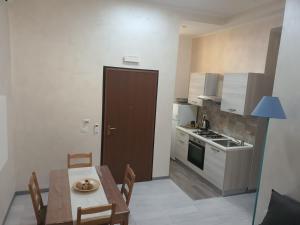 カターニアにあるCastellano Home - Ursinoのキッチン(ダイニングテーブル付)、キッチン(コンロ付)