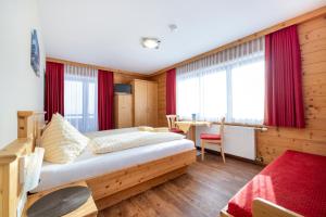 Postel nebo postele na pokoji v ubytování Gasthof Jandlalm
