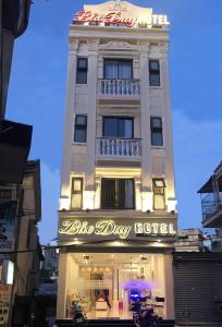 um edifício com uma placa de hotel de dia de cão grande em Hotel Bao Duy em Da Lat