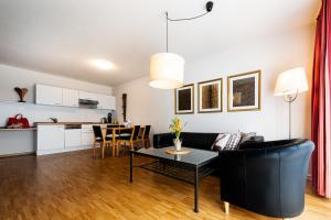 uma sala de estar com um sofá e uma mesa em STEIGER Apparthotel Bad Schandau em Bad Schandau