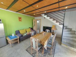 - un salon avec une table et un canapé dans l'établissement Agroturystyka Dobri mól, à Kiedrowice