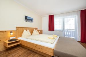 Postel nebo postele na pokoji v ubytování Gasthof Jandlalm