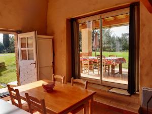 uma sala de jantar com uma mesa e uma janela em Le Logis Saint Victor em Coufouleux