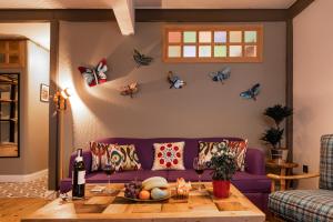 un soggiorno con divano viola e farfalle sul muro di The Istanbuller a Istanbul