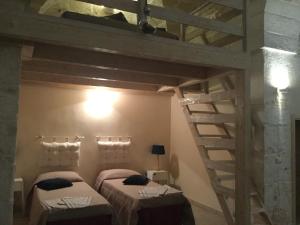 奧斯圖尼的住宿－Casette O5funi dei Mastri Funai，带两张床和梯子的客房
