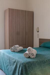 Habitación con 1 cama y toallas en una mesa. en Hotel Ritter, en Cattolica