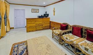 sala de estar con 2 sillas y sofá en Treebo Trend Omega Stay Inn en Shillong