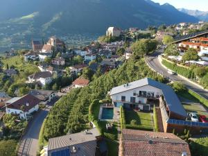 Vista generica sulle montagne o vista sulle montagne dall'interno dell'affittacamere