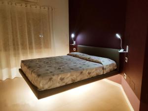 una camera da letto con un letto con due luci sopra di La Terrazza in Collina a San Gemini
