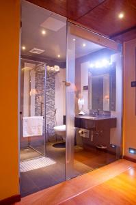 La salle de bains est pourvue de toilettes, d'un lavabo et d'un miroir. dans l'établissement Park Avenue Hotel Nungambakkam, à Chennai