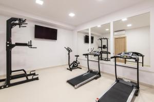 Gallery Suites & Residences Piraeus的健身中心和/或健身设施