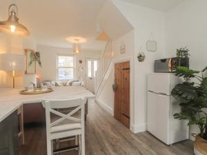 una cucina con bancone e frigorifero bianco di Hope Cottage a Hythe