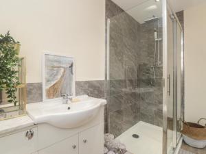 une salle de bain avec lavabo et douche dans l'établissement Hope Cottage, à Hythe 20 autres photos