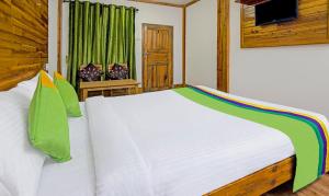 Treebo Omega Stay Inn客房内的一张或多张床位