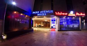 een gebouw met paarse en blauwe neonlichten 's nachts bij Park Avenue Hotel Nungambakkam in Chennai