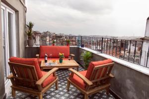- un balcon avec une table et des chaises dans l'établissement The Istanbuller, à Istanbul