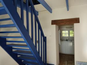 een blauwe trap in een kamer met een keuken bij Petite maison du manoir de Keryvoas in Kerlouan