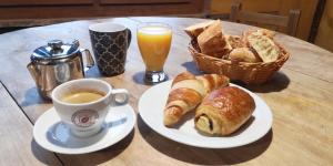 - une table avec une tasse de café et un panier de pain dans l'établissement La Souloise, à Saint-Étienne-en-Dévoluy