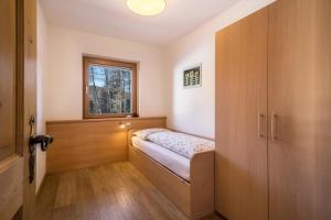 Rúm í herbergi á Ferienwohnung Ifinger Edelweiss