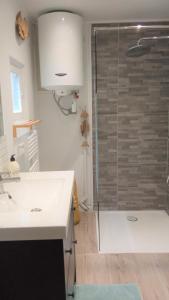 y baño con ducha, lavabo y barra. en T2 D en coeur de Balaruc dans maison avec jardin ideal couple de curistes en Balaruc-les-Bains