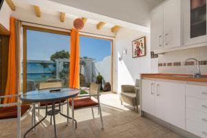 une cuisine avec une table et une vue sur l'océan dans l'établissement Villa Bali, à Playa Blanca