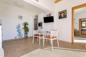 une cuisine et une salle à manger avec une table et des chaises dans l'établissement Villa Bali, à Playa Blanca