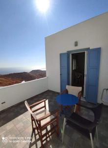 een kamer met 2 stoelen en een tafel en stoelen bij Anemoessa Studios in Serifos Chora