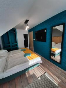 ヴィッラーニにあるReitz Vendégházのベッドルーム(大型ベッド1台、鏡付)