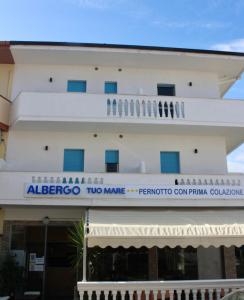 a building with a sign that reads albergo two mare parrotino at Hotel Tuo Mare in Silvi Marina