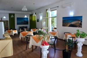 a restaurant with tables and chairs in a room at Hotel Tuo Mare in Silvi Marina