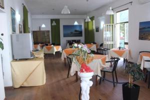 a restaurant with tables and chairs in a room at Hotel Tuo Mare in Silvi Marina