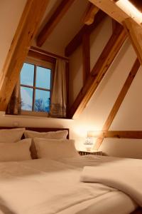 a bedroom with a large white bed with a window at Zum Alten Backhaus in Burg
