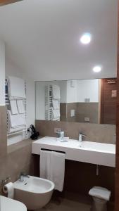 Koupelna v ubytování Livì Family Hotel + 37 fotografií