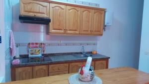 - une cuisine avec des placards en bois et un comptoir dans l'établissement Casa Las Dionisias, à Vallehermoso