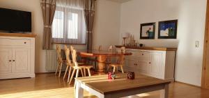 巴德小基希海姆的住宿－Ferienhaus Michael，客厅配有木桌和椅子
