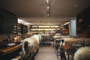 um restaurante com mesas e cadeiras e um bar em Super G em Courmayeur