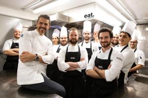 un grupo de chefs posando para una foto en una cocina en Super G, en Courmayeur
