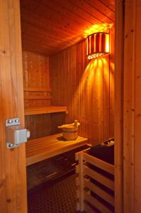 a Innenseite einer Sauna mit Licht an in der Unterkunft Hotel Burgfrieden in Beilstein