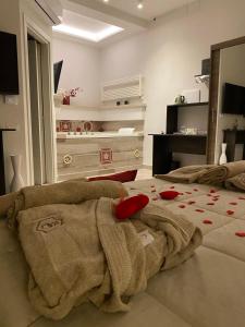 a bedroom with a bed with towels on it at MAD SUITES & APARTMENTS in Bernalda