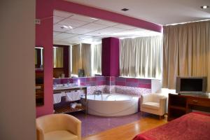 TV a/nebo společenská místnost v ubytování Hotel El Cruce Moraleda