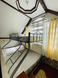 Bunk bed o mga bunk bed sa kuwarto sa RESTHOUSE fully airconditioned w/ Private Parking