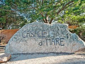 Una roccia con le parole scritte sopra Castle Lady di Casale di Mare Palombaggia a Porto Vecchio