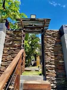 einen Eingang zu einem Steingebäude mit einer Holztür in der Unterkunft Cottages20 in Coffee Bay